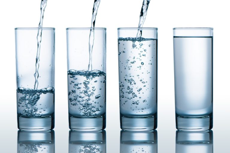 acqua potabile -bicchieri
