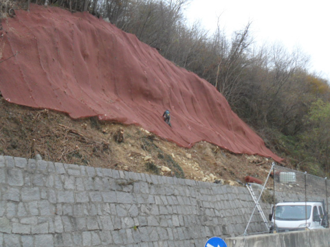 Strada della Serra: avanzano i lavori per proteggere dalla caduta massi