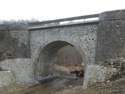 I lavori sul ponte del Rio Quargnasca, tra Piatto e Valdengo