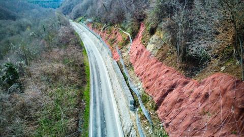 Strada della Serra: posate e ultimate tutte le barriere paramassi